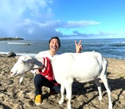 ヤギのポポとトータス松本（ウルフルズ）。(c)テレビ東京