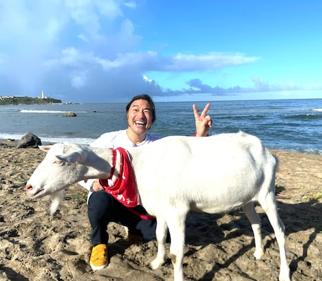 ヤギのポポとトータス松本（ウルフルズ）。(c)テレビ東京