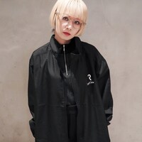 Legit Official Jacketを着用するReol。