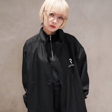 Legit Official Jacketを着用するReol。