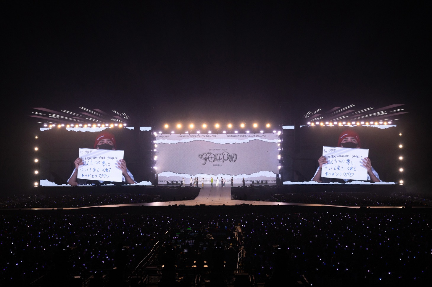 「ぼくたちの夢について来てくれてありがとう♡♡」と書かれたカンペをアピールするS.COUPS。(P)&(C) PLEDIS Entertainment