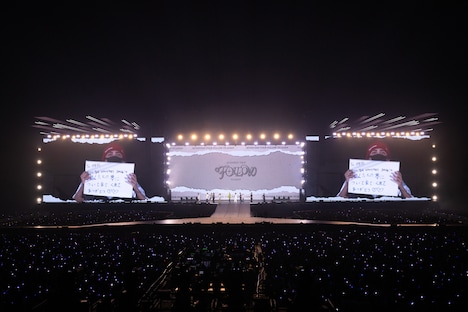 「ぼくたちの夢について来てくれてありがとう♡♡」と書かれたカンペをアピールするS.COUPS。(P)&(C) PLEDIS Entertainment