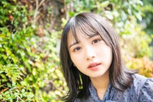 上村ひなの（日向坂46）（スタイリスト：安藤真由美［Super Continental］ / ヘアメイク：山口春菜）