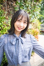 上村ひなの（日向坂46）（スタイリスト：安藤真由美［Super Continental］ / ヘアメイク：山口春菜）