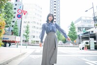 上村ひなの（日向坂46）（スタイリスト：安藤真由美［Super Continental］ / ヘアメイク：山口春菜）