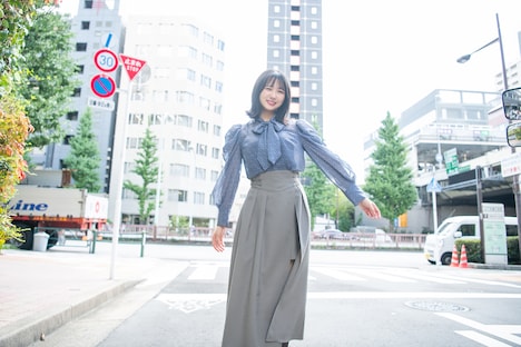 上村ひなの（日向坂46）（スタイリスト：安藤真由美［Super Continental］ / ヘアメイク：山口春菜）