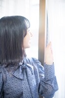 上村ひなの（日向坂46）（スタイリスト：安藤真由美［Super Continental］ / ヘアメイク：山口春菜）