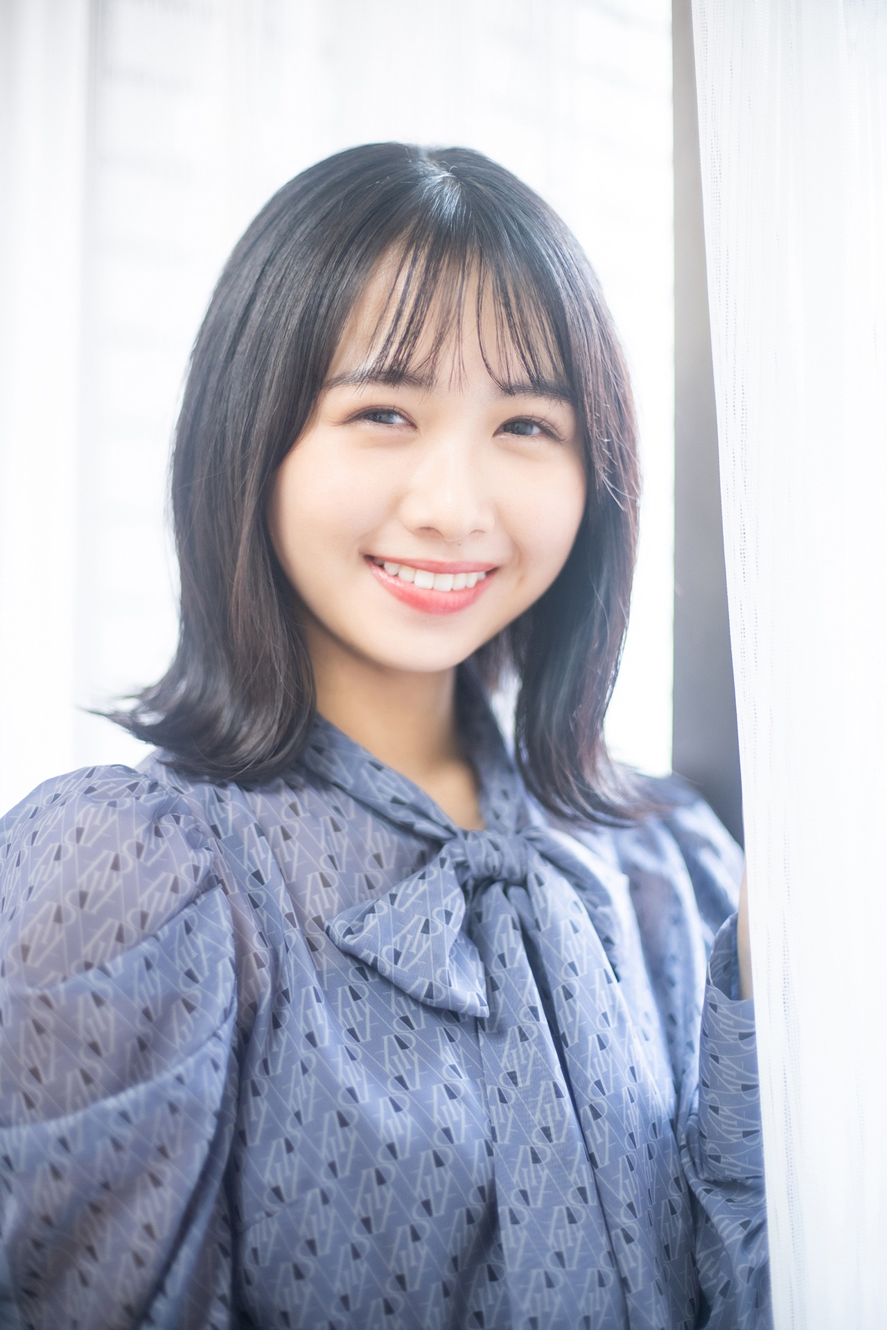 上村ひなの（日向坂46）（スタイリスト：安藤真由美［Super Continental］ / ヘアメイク：山口春菜）