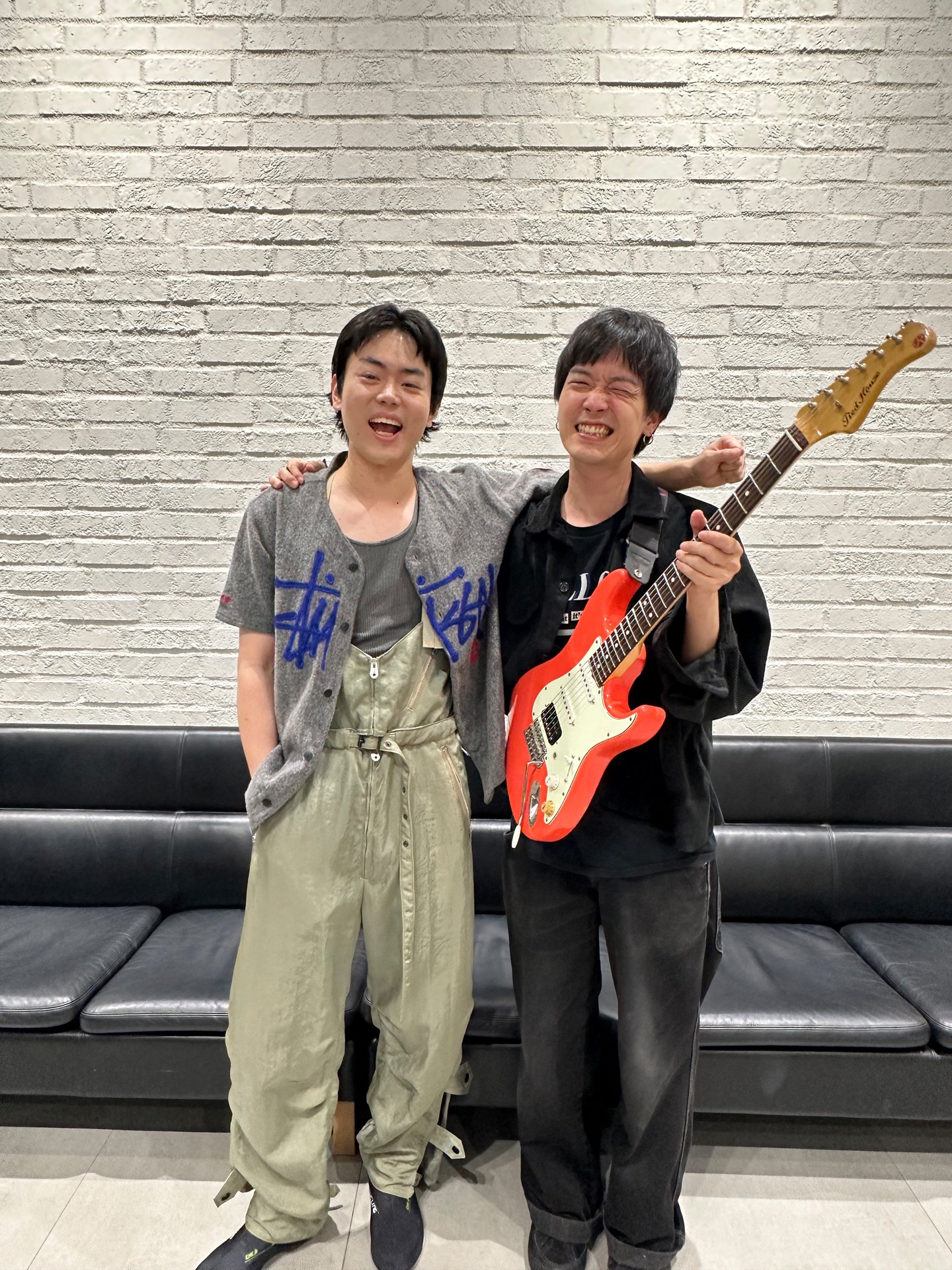 菅田将暉（左）と、スタジオライブに出演したギタリストのKohei Shimizu（右）。 (c)日本テレビ