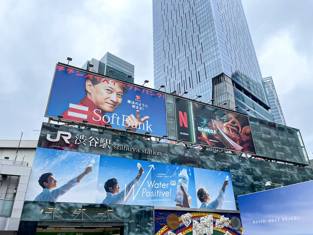 人気画像1位は「渋谷駅前の広告に元SMAPの中居正広、草なぎ剛、稲垣吾郎、香取慎吾が並ぶ」より、渋谷駅前の広告（9月8日撮影）