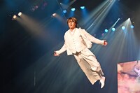 「DREAM BOYS」公開ゲネプロでフライングを披露する森本慎太郎。