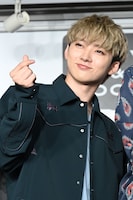 指ハートを投げるユーキ。