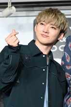 指ハートを投げるユーキ。