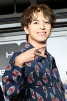 超特急ポーズのタカシ。