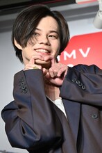 カメラに「決めポーズをお願いします」とリクエストされたカイ。