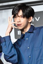 カメラに「決めポーズをお願いします」とリクエストされたリョウガ。