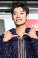 カメラに「決めポーズをお願いします」とリクエストされたアロハ。