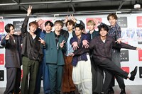 思い思いのポーズをする超特急。