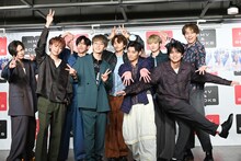 思い思いのポーズをする超特急。