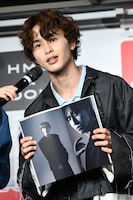 タカシの成長を語るタクヤ。