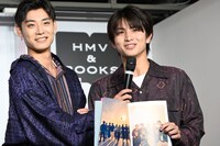 「写真のデータください」とお願いするハル（右）。