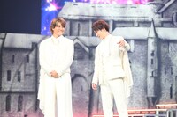 「目を合わせずにダメ出しする堂本光一」を再現する渡辺翔太（右）。