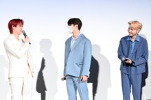 白岩瑠姫と河野純喜のやりとりを楽しげに見つめる川尻蓮（右）。