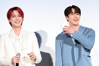 役目を終えたマスクを外す河野純喜（右）。