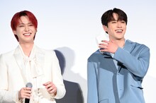 役目を終えたマスクを外す河野純喜（右）。