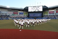 「LEAP HIGH! ～明日へ、めいっぱい～」を披露する「PRODUCE 101 JAPAN THE GIRLS」練習生。(c)LAPONE Entertainment