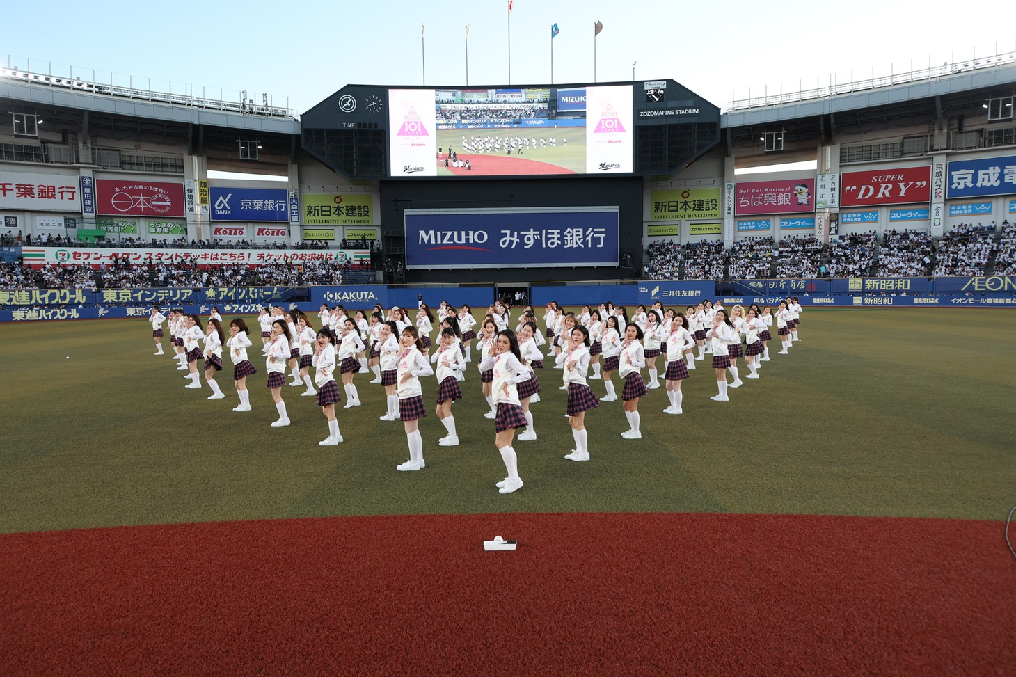 「LEAP HIGH! ～明日へ、めいっぱい～」を披露する「PRODUCE 101 JAPAN THE GIRLS」練習生。(c)LAPONE Entertainment