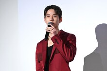 真剣な表情でトークする佐藤景瑚。