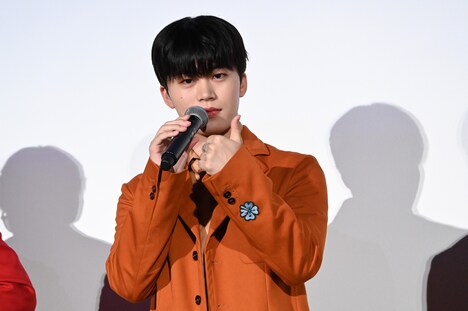 オーソドックスに挨拶した木全翔也。