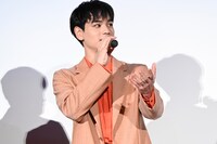 映画の見どころを熱弁する豆原一成。