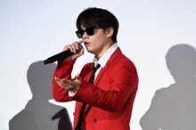 サングラスを装着した鶴房汐恩。