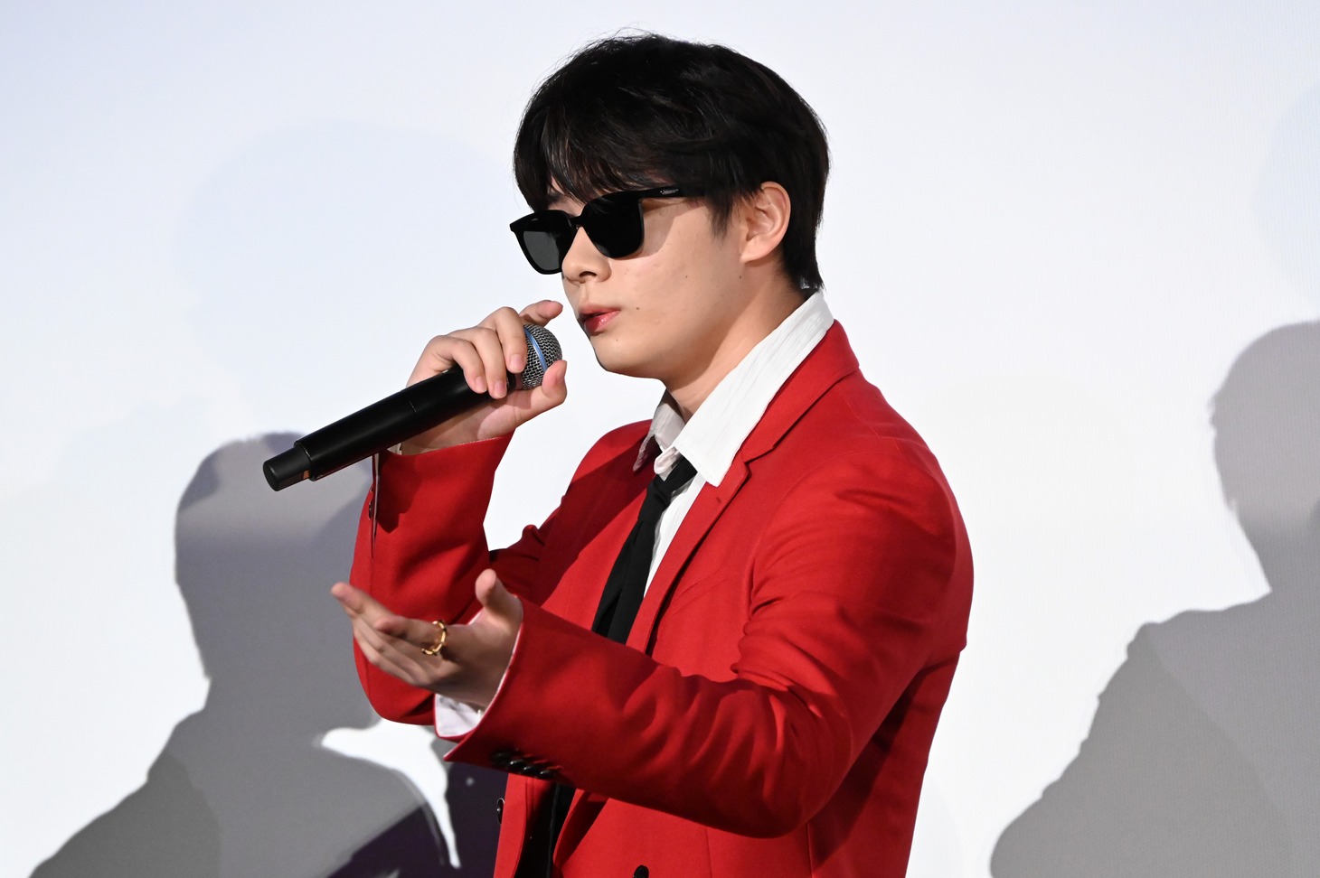 サングラスを装着した鶴房汐恩。