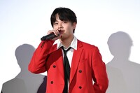 サングラスをポケットにしまった鶴房汐恩。