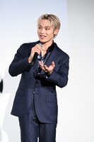 身振り手振りで映画の感想を述べる與那城奨。