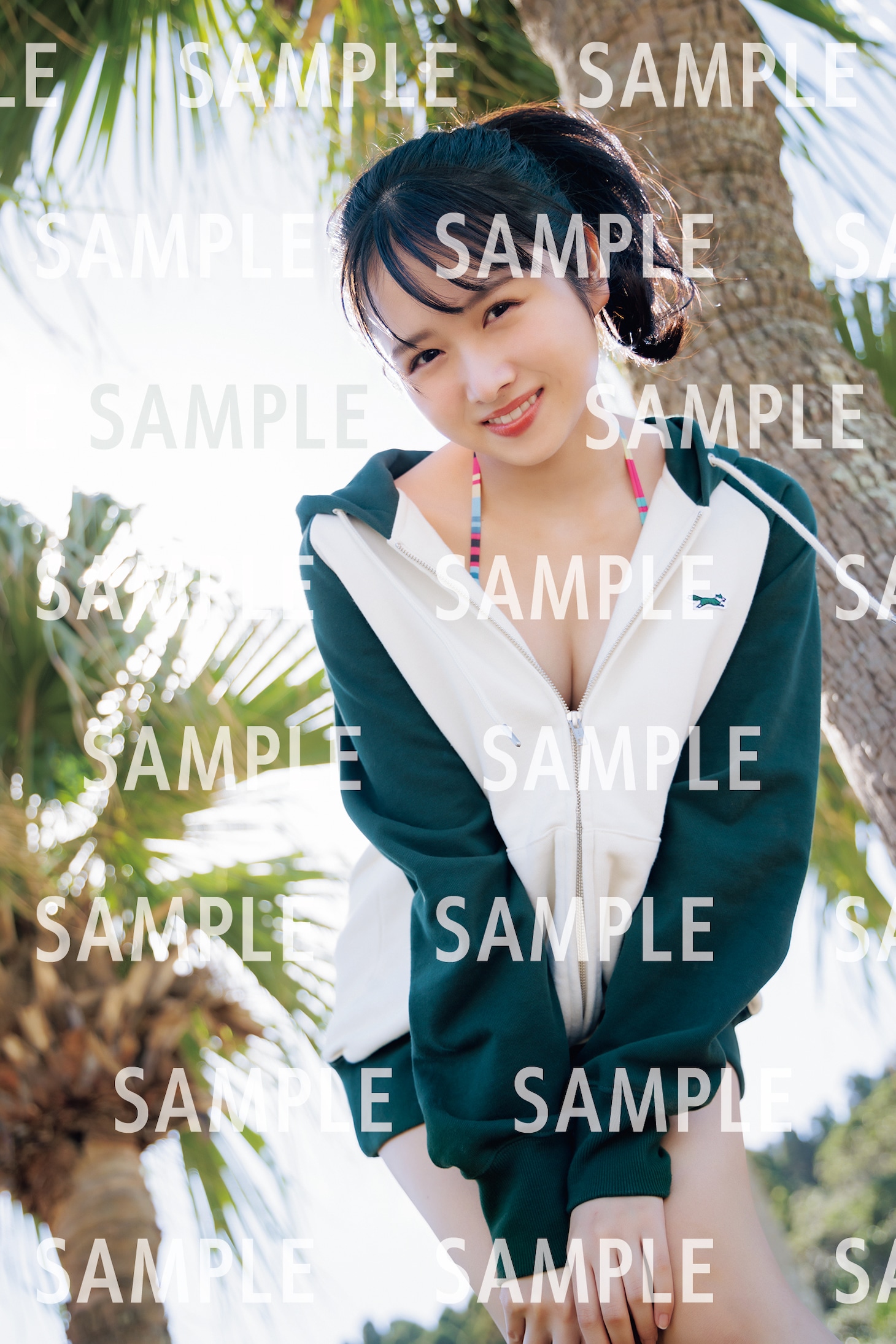 人気画像7位は「日向坂46上村ひなの、ブラウンの水着カット公開」より、人気画像7位は「日向坂46上村ひなの、ブラウンの水着カット公開」より、上村ひなの（日向坂46）写真集「そのままで」特典ポストカード。（撮影：藤原宏）