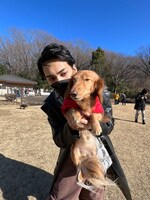 Kamusに抱き上げられ目を細めるラッキー。