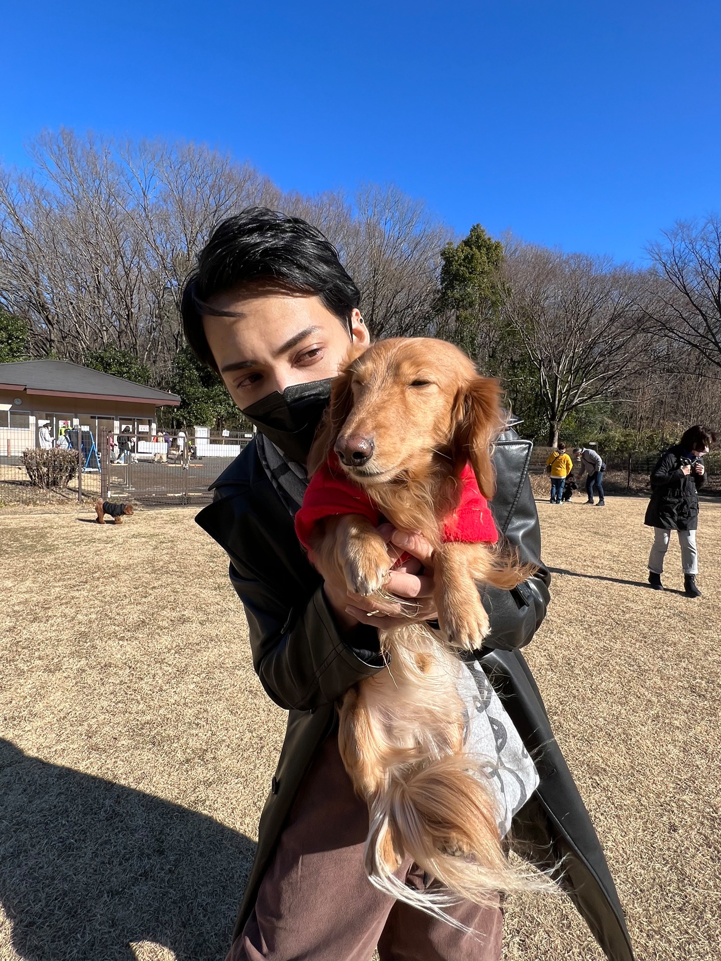 Kamusに抱き上げられ目を細めるラッキー。