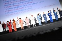 全員挙手するJO1。