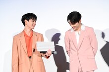 笑顔の豆原一成と川西拓実。