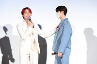 無言の圧をかける河野純喜（右）。