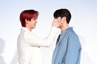 河野純喜のマスクに手をかける白岩瑠姫（左）。