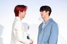 素顔で対面した白岩瑠姫と河野純喜。