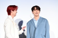 マスクを外してもらい、ご満悦な河野純喜（右）。