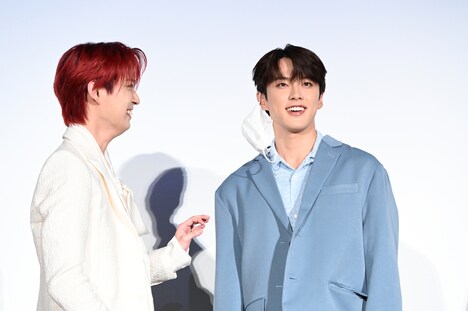 マスクを外してもらい、ご満悦な河野純喜（右）。