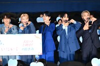 隙を見て手を伸ばす金城碧海（中央）。