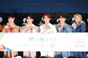 「夜きみ」ポーズをするメンバー。